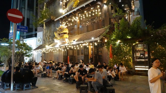 Tối 30/4 vui như Tết: Giới trẻ TP.HCM tưng bừng x&iacute; chỗ chờ xem ph&aacute;o hoa, h&aacute;o hức như đ&oacute;n Giao thừa - Ảnh 10.