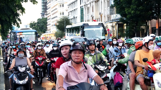 Hàng vạn người dân TP.HCM mãn nhãn với màn pháo hoa rực sáng trên bầu trời mừng ngày 30/4 - Ảnh 2.