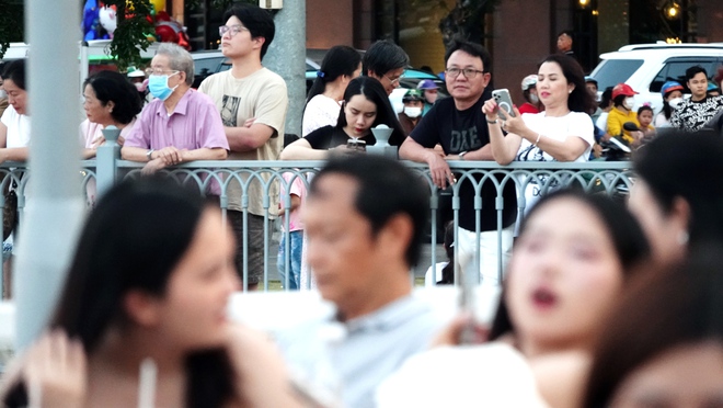 H&agrave;ng vạn người d&acirc;n TP.HCM m&atilde;n nh&atilde;n với m&agrave;n ph&aacute;o hoa rực s&aacute;ng tr&ecirc;n bầu trời mừng ng&agrave;y 30/4 - Ảnh 3.