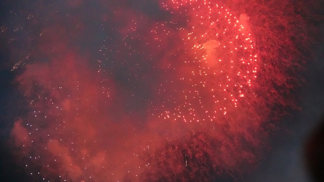 Hàng vạn người dân TP.HCM mãn nhãn với màn pháo hoa rực sáng trên bầu trời mừng ngày 30/4 - Ảnh 16.