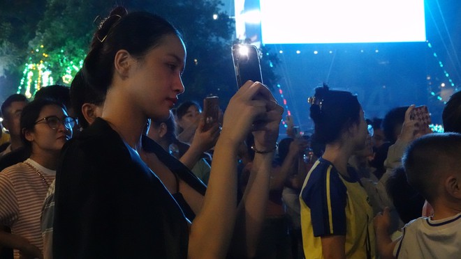 H&agrave;ng vạn người d&acirc;n TP.HCM m&atilde;n nh&atilde;n với m&agrave;n ph&aacute;o hoa rực s&aacute;ng tr&ecirc;n bầu trời mừng ng&agrave;y 30/4 - Ảnh 21.