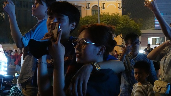 H&agrave;ng vạn người d&acirc;n TP.HCM m&atilde;n nh&atilde;n với m&agrave;n ph&aacute;o hoa rực s&aacute;ng tr&ecirc;n bầu trời mừng ng&agrave;y 30/4 - Ảnh 20.