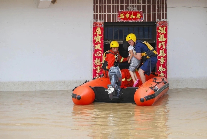 Trung Quốc cảnh báo lũ lụt nghiêm trọng ở trung và hạ lưu sông Dương Tử - Ảnh 1.