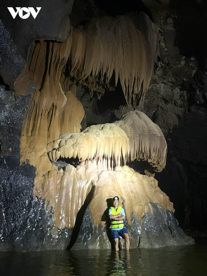 Phát hiện hang động đẹp tại Quảng Bình có “rèm thạch nhũ” lớn - Ảnh 3.
