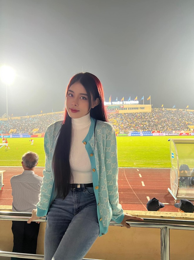 Bạn g&aacute;i hotgirl của Văn Thanh lọt mắt xanh cameraman khi c&ugrave;ng Độ Mixi bất ngờ xuất hiện tr&ecirc;n kh&aacute;n đ&agrave;i - Ảnh 4.
