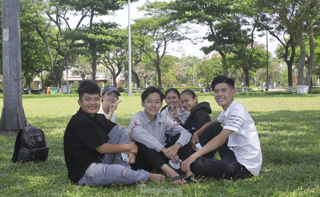 Chữa l&agrave;nh nắng n&oacute;ng: Ăn ngủ trong c&ocirc;ng vi&ecirc;n, mải miết b&aacute;m biển... - Ảnh 4.