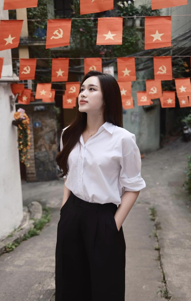 Street style sao Việt: Đỗ Hà ăn mặc chỉn chu, một gia đình diện áo dài đỏ rực ngày nghỉ lễ - Ảnh 3.