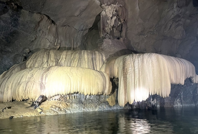 Phát hiện hang động đẹp tại Quảng Bình có “rèm thạch nhũ” lớn - Ảnh 2.