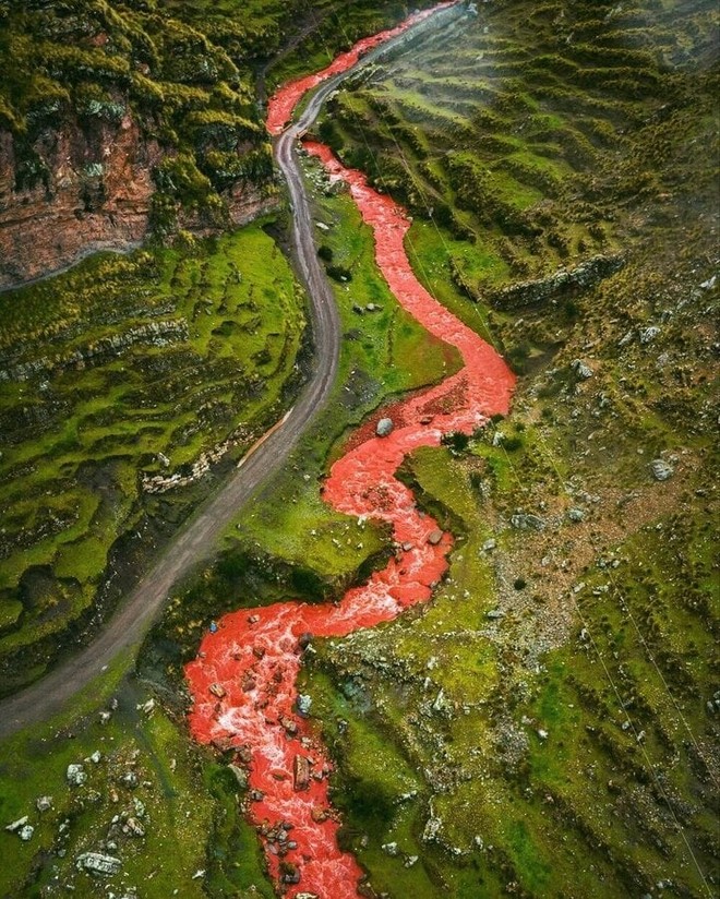 Bí ẩn dòng sông nhuộm đỏ ở Peru, tại sao chỉ đổi màu vào mùa mưa? - Ảnh 3.