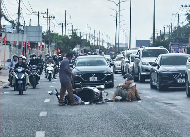 TP.HCM: Dầu nhớt đổ ra Quốc lộ 1A, nhiều xe m&aacute;y trượt ng&atilde; - Ảnh 1.