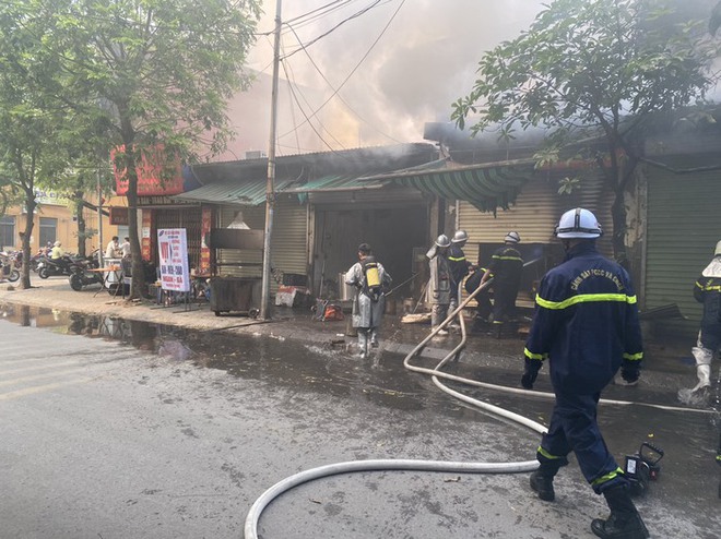 Hà Nội: Cháy kinh hoàng tại dãy ki ốt gần chợ Xuân Đỉnh - Ảnh 1.