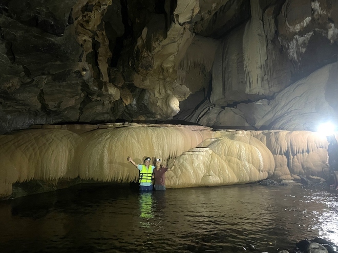 Phát hiện hang động đẹp tại Quảng Bình có “rèm thạch nhũ” lớn - Ảnh 1.