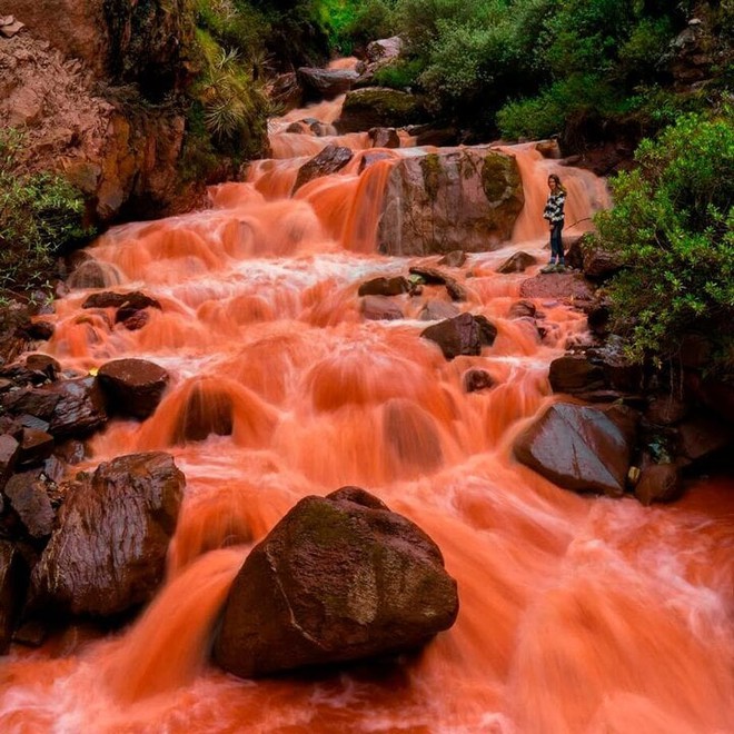 Bí ẩn dòng sông nhuộm đỏ ở Peru, tại sao chỉ đổi màu vào mùa mưa? - Ảnh 1.