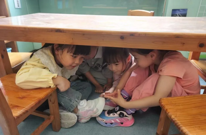 Sự điềm tĩnh tại một lớp học ở Đài Loan (Trung Quốc) khi động đất xảy ra: Tất cả nhờ kiến thức chống thiên tai được dạy từ bé - Ảnh 4.