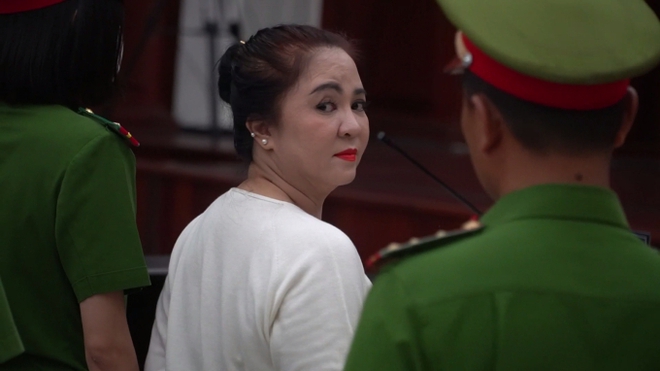 Clip: B&agrave; Nguyễn Phương Hằng xuất hiện tại phi&ecirc;n to&agrave; ph&uacute;c thẩm - Ảnh 4.