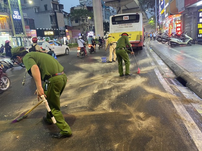 Hà Nội: Xe bus gặp sự cố chảy dầu khiến hàng loạt xe trơn trượt trên phố Cầu Giấy - Ảnh 4.