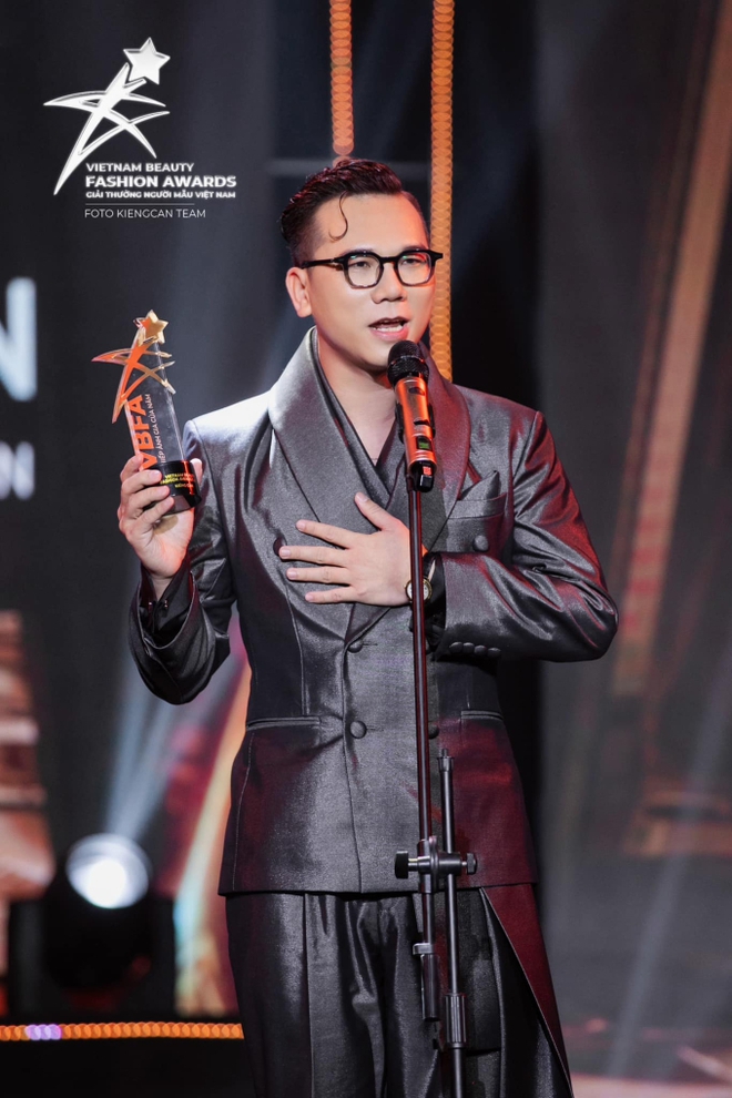 Sau l&ugrave;m x&ugrave;m với studio cũ, Quang Hải v&agrave; Chu Thanh Huyền mời hẳn nhiếp ảnh gia nổi tiếng từ TP.HCM chụp ảnh cưới ng&agrave;y 6/4 - Ảnh 2.