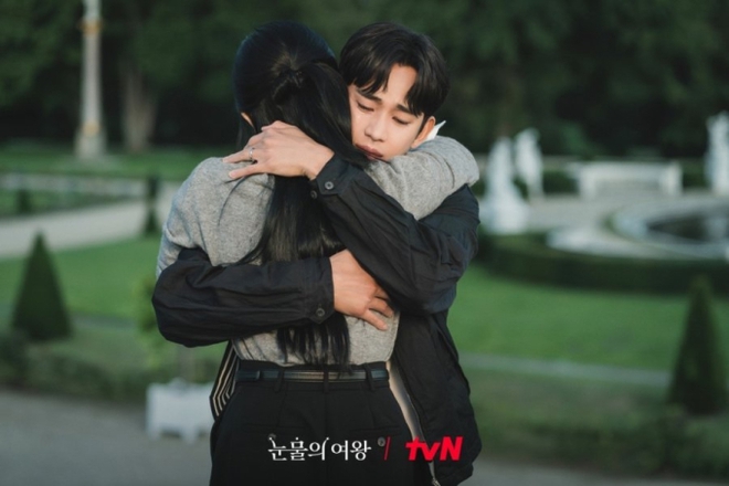 Trố mắt trước hình ảnh phèn nhất sự nghiệp của Kim Soo Hyun: Quên luôn anh chồng quốc dân trong Nữ Hoàng Nước Mắt - Ảnh 3. Trố mắt trước hình ảnh phèn nhất sự nghiệp của Kim Soo Hyun: Quên luôn anh chồng quốc dân trong Nữ Hoàng Nước Mắt - Ảnh 3.