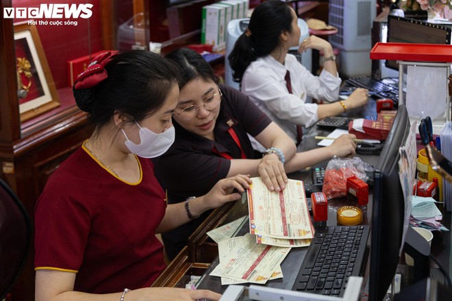 Gi&aacute; v&agrave;ng nhẫn đạt đỉnh, nhiều người chen ch&acirc;n xếp h&agrave;ng chốt lời - Ảnh 4.