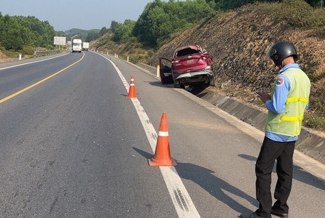 Nhiệt độ mặt đường cao tốc Cam Lộ - La Sơn tới 63 độ C, 12 &ocirc; t&ocirc; vỡ lốp - Ảnh 1.