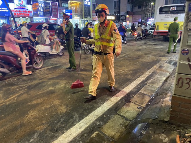 Hà Nội: Xe bus gặp sự cố chảy dầu khiến hàng loạt xe trơn trượt trên phố Cầu Giấy - Ảnh 3.