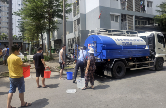 Sau một đ&ecirc;m xếp h&agrave;ng hứng nước, chung cư ở TP Thủ Đức được cấp nước trở lại - Ảnh 5.