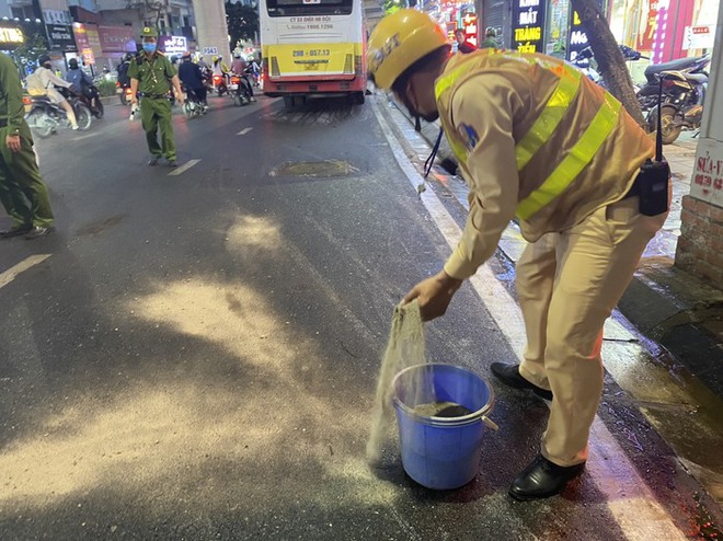 Hà Nội: Xe bus gặp sự cố chảy dầu khiến hàng loạt xe trơn trượt trên phố Cầu Giấy - Ảnh 1.