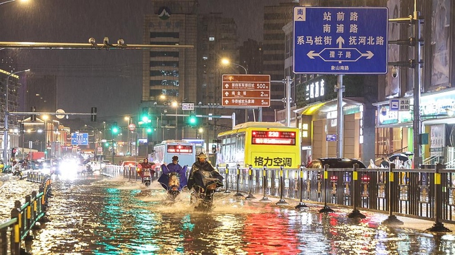 Gió lớn và mưa đá ở Trung Quốc khiến 7 người thiệt mạng - Ảnh 1.