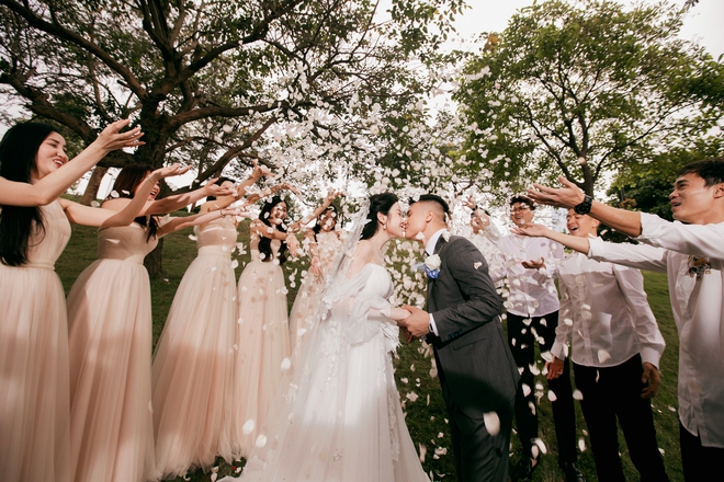 Chùm ảnh nét căng: Toàn cảnh đám cưới sang trọng của Quang Hải và Chu Thanh Huyền, điểm nhấn là thông báo cô dâu mang bầu - Ảnh 2.