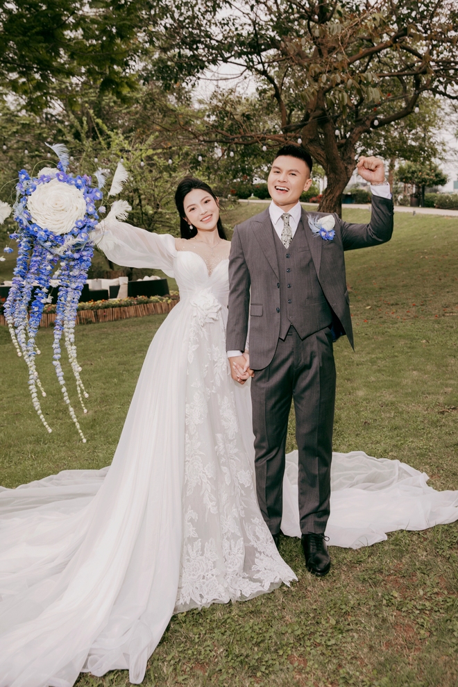 Chùm ảnh nét căng: Toàn cảnh đám cưới sang trọng của Quang Hải và Chu Thanh Huyền, điểm nhấn là thông báo cô dâu mang bầu - Ảnh 6.