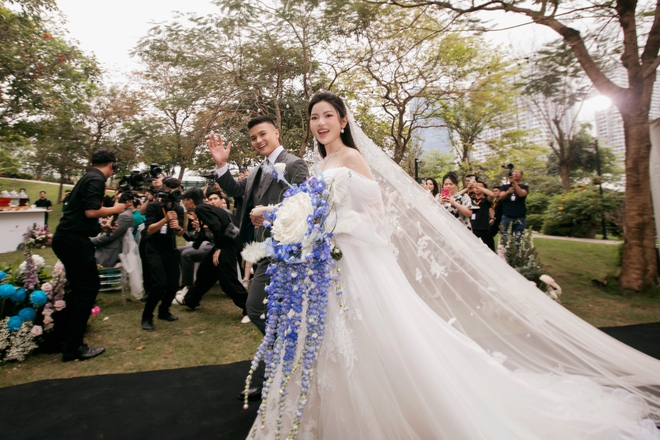 Chùm ảnh nét căng: Toàn cảnh đám cưới sang trọng của Quang Hải và Chu Thanh Huyền, điểm nhấn là thông báo cô dâu mang bầu - Ảnh 10.