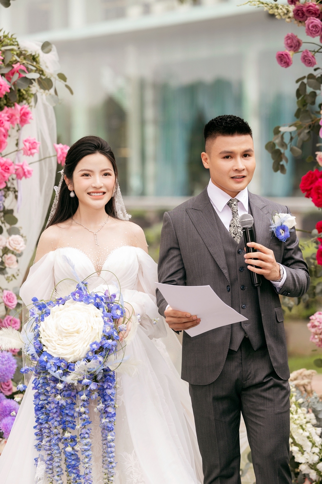 Chùm ảnh nét căng: Toàn cảnh đám cưới sang trọng của Quang Hải và Chu Thanh Huyền, điểm nhấn là thông báo cô dâu mang bầu - Ảnh 7.