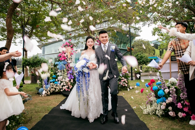 Chùm ảnh nét căng: Toàn cảnh đám cưới sang trọng của Quang Hải và Chu Thanh Huyền, điểm nhấn là thông báo cô dâu mang bầu - Ảnh 11.