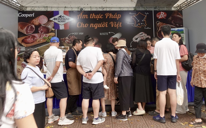 Địa điểm hot nhất Hà Nội lúc này: Giới trẻ đổ xô đến lễ hội ẩm thực, háo hức chờ sự xuất hiện của Ninh Anh Bùi và Nguyễn Tùng Dương - Ảnh 7.