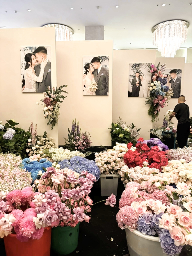 Hình ảnh đầu tiên ở đám cưới Quang Hải tại khách sạn 5 sao: 10.000 bông hoa rải khắp lối - Ảnh 8.