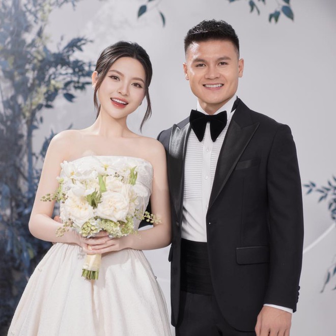 Vợ thay loạt váy mới, Quang Hải vẫn diện lại bộ suit và tuxedo cũ tại đám cưới thứ 2 - Ảnh 7.