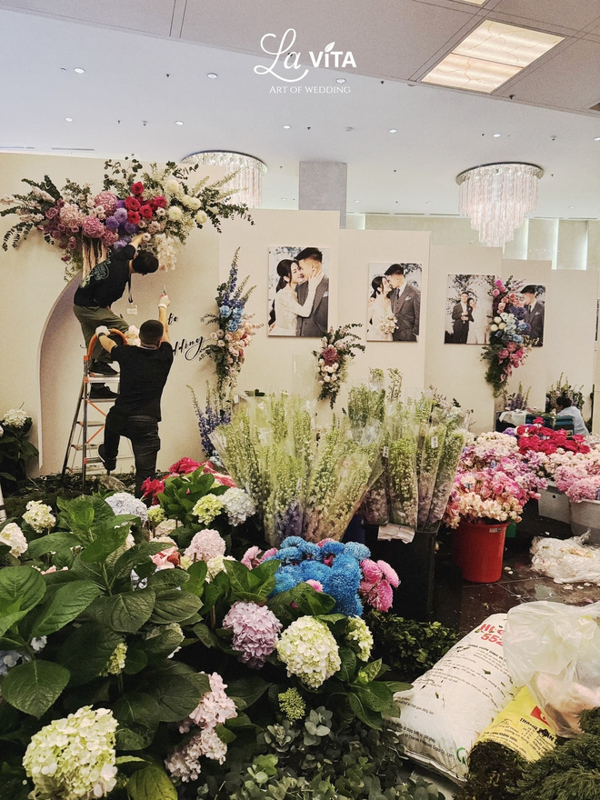Hình ảnh đầu tiên ở đám cưới Quang Hải tại khách sạn 5 sao: 10.000 bông hoa rải khắp lối - Ảnh 9.