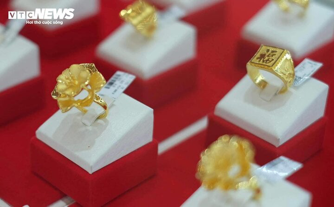 Tăng bốc đầu, vàng miếng vượt 82 triệu/lượng, vàng nhẫn phá kỷ lục 73 triệu - Ảnh 1.