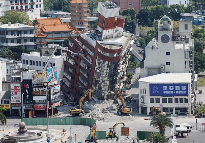 Lực lượng cứu hộ Đài Loan chạy đua với thời gian tìm người mất tích sau động đất - Ảnh 1.