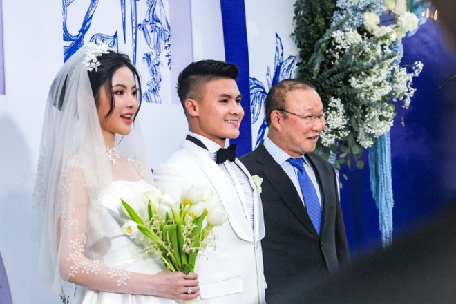 HLV Troussier và HLV Park Hang-seo cùng vắng mặt ở đám cưới Quang Hải, vợ chồng Phan Văn Đức cũng không tham dự - Ảnh 2.