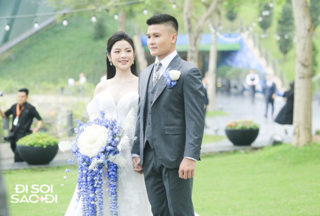 Quang Hải v&agrave; Chu Thanh Huyền lộ diện ở tiệc cưới ngo&agrave;i trời, kh&oacute;a m&ocirc;i cực t&igrave;nh cảm, visual c&ocirc; d&acirc;u g&acirc;y ch&uacute; &yacute; - Ảnh 4.