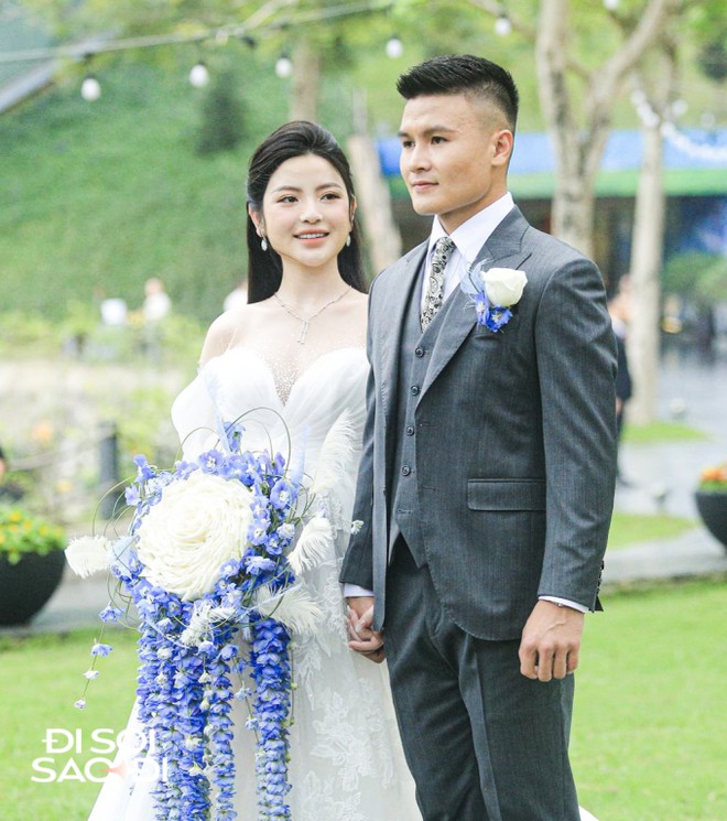 Quang Hải v&agrave; Chu Thanh Huyền lộ diện ở tiệc cưới ngo&agrave;i trời, kh&oacute;a m&ocirc;i cực t&igrave;nh cảm, visual c&ocirc; d&acirc;u g&acirc;y ch&uacute; &yacute; - Ảnh 3.