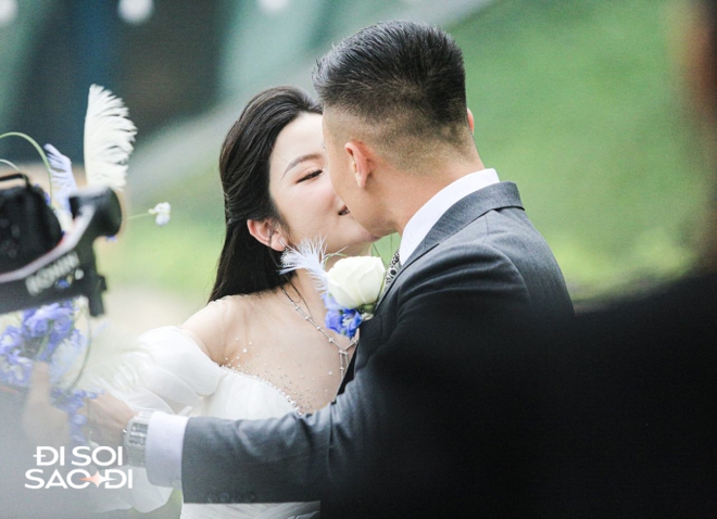 Quang Hải v&agrave; Chu Thanh Huyền lộ diện ở tiệc cưới ngo&agrave;i trời, kh&oacute;a m&ocirc;i cực t&igrave;nh cảm, visual c&ocirc; d&acirc;u g&acirc;y ch&uacute; &yacute; - Ảnh 2.