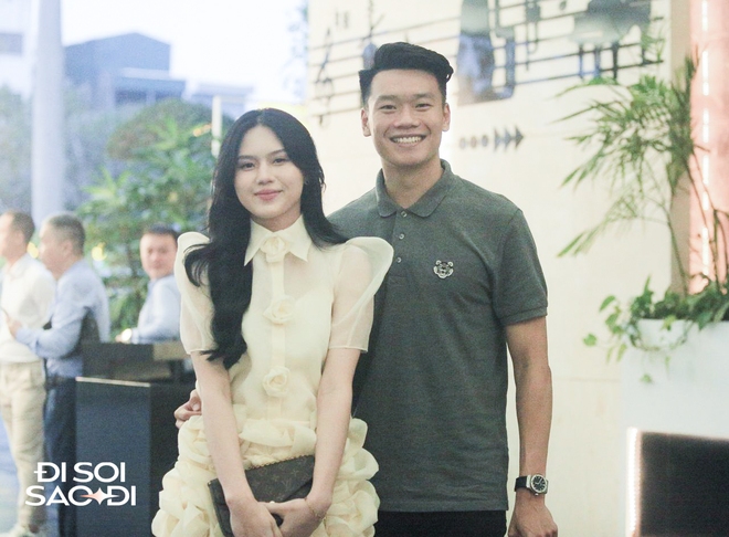 Dàn cầu thủ Việt Nam đổ bộ đám cưới Quang Hải, hai anh em Bùi Tiến Dũng xuất hiện kèm sấp tiền mừng gây chú ý - Ảnh 6.