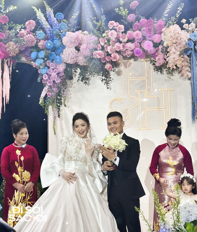 Chùm ảnh nét căng: Toàn cảnh đám cưới sang trọng của Quang Hải và Chu Thanh Huyền, điểm nhấn là thông báo cô dâu mang bầu - Ảnh 13.