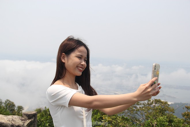 Du khách kéo nhau lên đỉnh Bàn Cờ ngắm Đà Nẵng nắng chang chang - Ảnh 6.