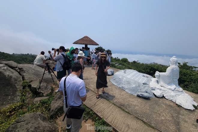 Du khách kéo nhau lên đỉnh Bàn Cờ ngắm Đà Nẵng nắng chang chang - Ảnh 1.