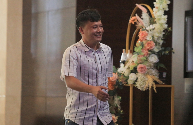 HLV Hoàng Anh Tuấn cùng người đặc biệt dự đám cưới Quang Hải, khi ra về còn được trò cưng tặng món quà này - Ảnh 7.
