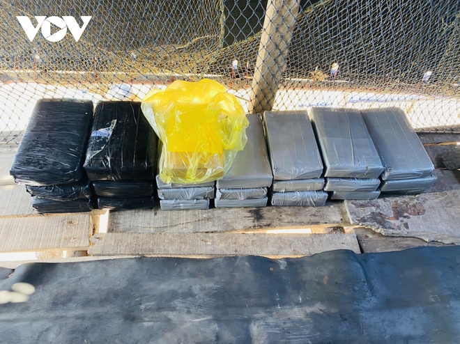 Ph&aacute;t hiện vật thể lạ tr&ocirc;i tr&ecirc;n biển nghi chất ma t&uacute;y - Ảnh 1.