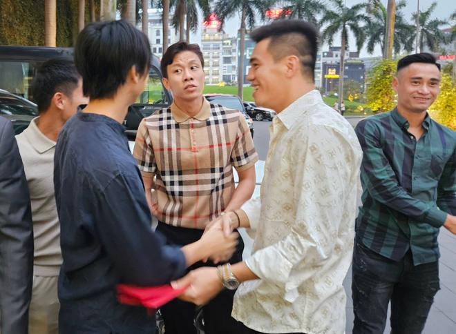 Chủ tịch đặc biệt nhất được cả Văn Toàn, Tiến Linh và Quế Ngọc Hải hộ tống dự đám cưới Quang Hải - Ảnh 5.